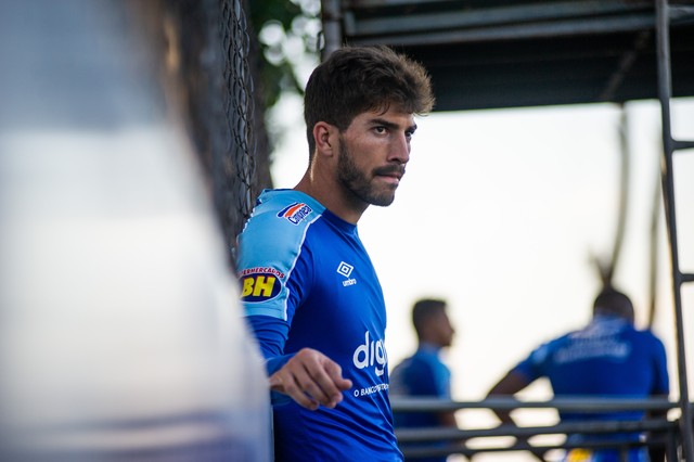 Grêmio manifesta interesse e abre conversas com volante Lucas Silva, livre no mercado