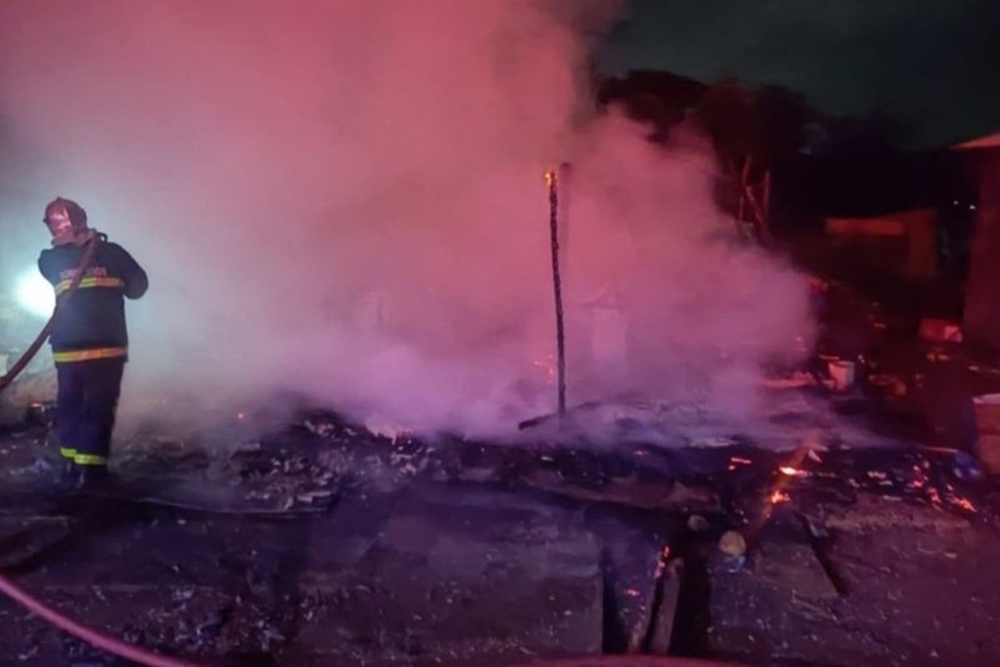 Confusão em culto acaba com dois mortos, quatro baleados e casa incendiada