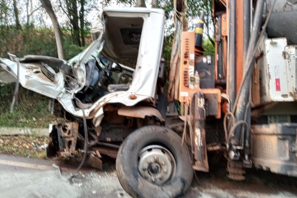 Carreta bitrem de Vista Alegre se envolve em acidente de trânsito em SC