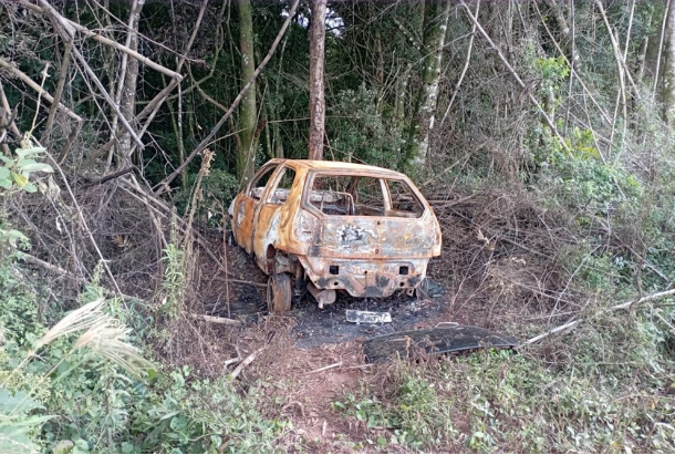 Corpo carbonizado é encontrado dentro de carro destruído pelo fogo