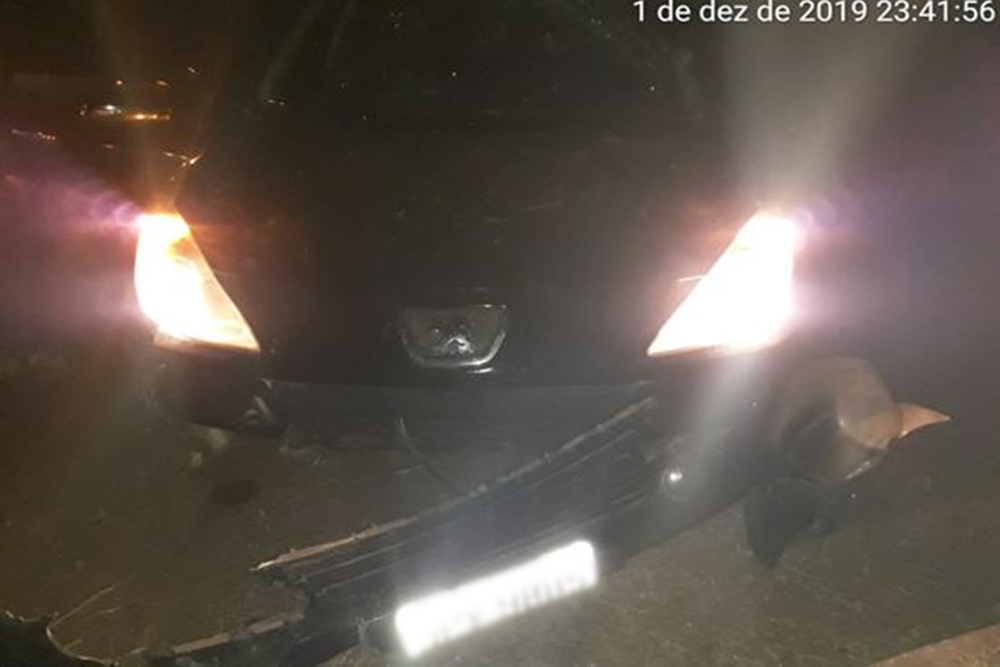 Carro carregado de droga capota e motorista é preso a ERS135