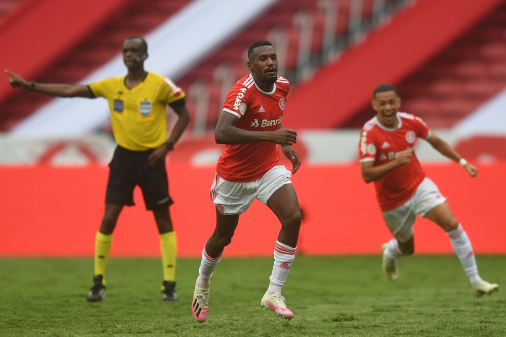 Inter vence o Gre-Nal de virada e amplia diferença na liderança do Brasileiro