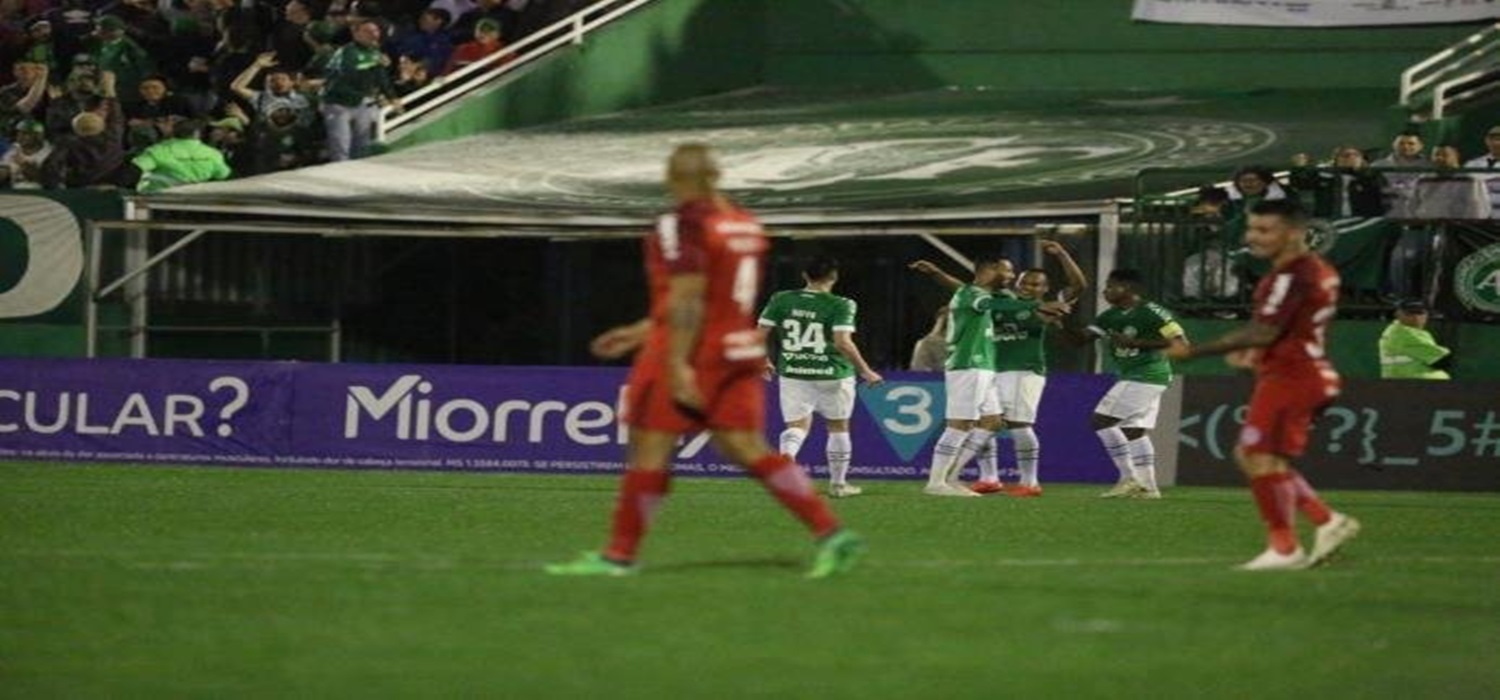 Damião erra pênalti nos acréscimos e Inter perde para a Chapecoense