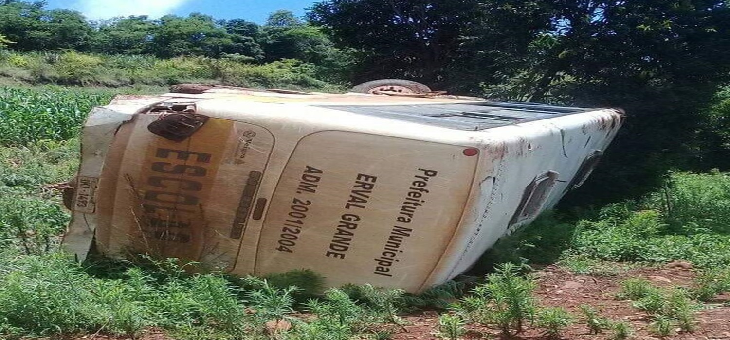 Ônibus escolar cai em ribanceira e deixa crianças gravemente feridas em Erval Grande