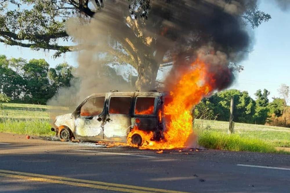 Ambulância com pacientes tem pane mecânica e pega fogo na BR 386