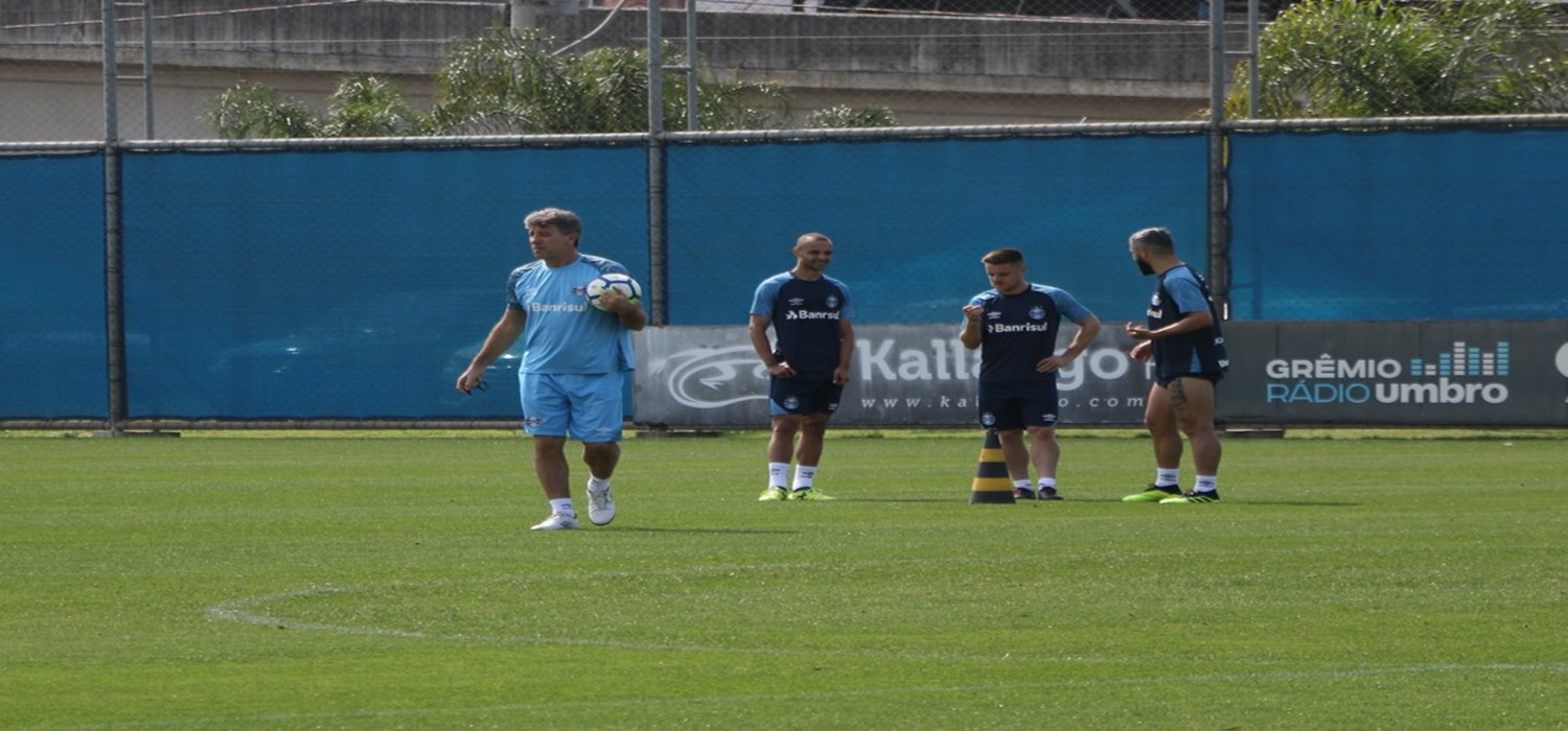 Sem centroavantes, Renato fecha parte de treino e faz mistério no Grêmio