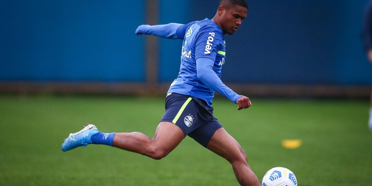 Douglas Costa treina com o grupo e deve reestrear pelo Grêmio