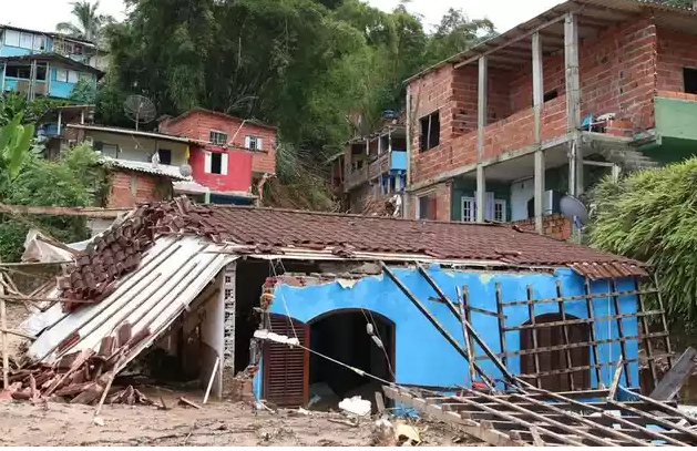 Sobe para 54 número de mortos após chuvas no litoral norte paulista