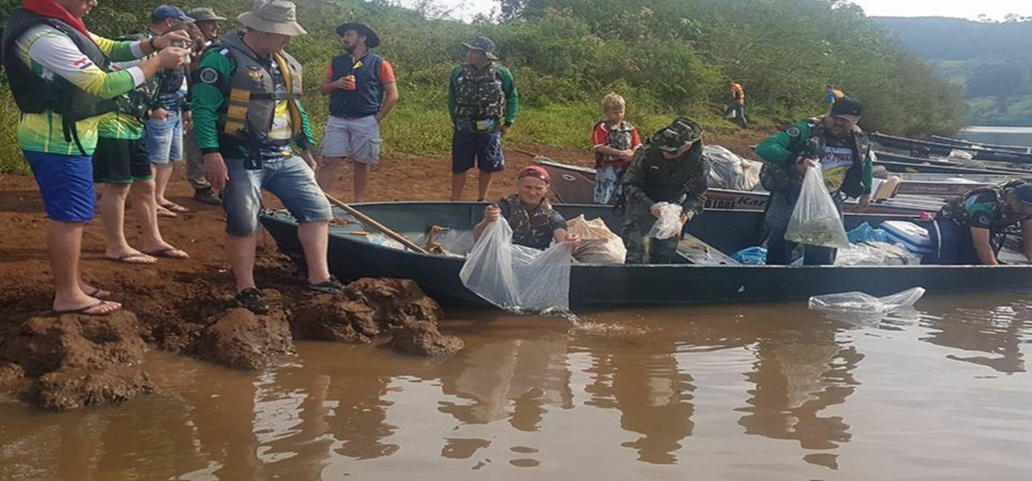 Grupo retira 3 metros cúbicos de lixo no rio Uruguai