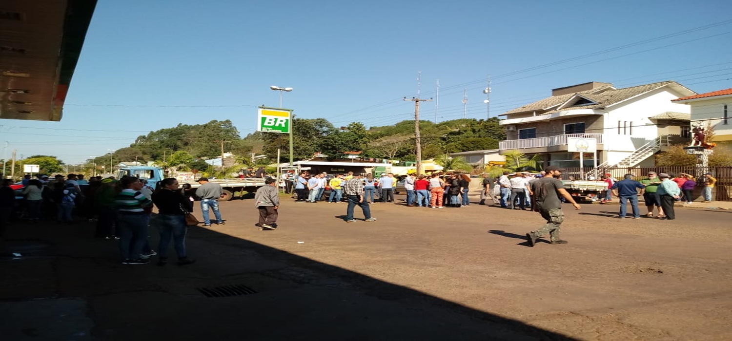 Movimento em Planalto reúne centenas de pessoas em apoio a greve dos caminhoneiros.