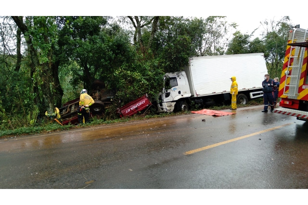 Motorista morre após colisão entre dois caminhões e camionete na SC-283, em Chapecó