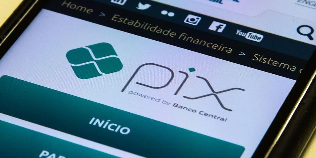 Adesão ao Pix sinaliza fim das taxas e filas em agências, diz especialista