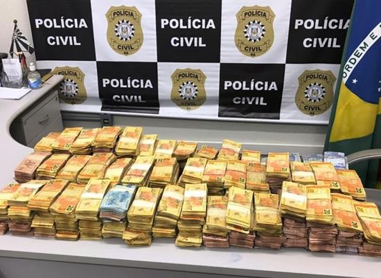 Polícia apreende seis fuzis e R$ 385 mil em operação no Vale dos Sinos