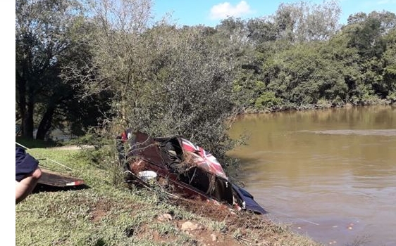 Tragédia: Erechinenses morrem após carro cair em rio