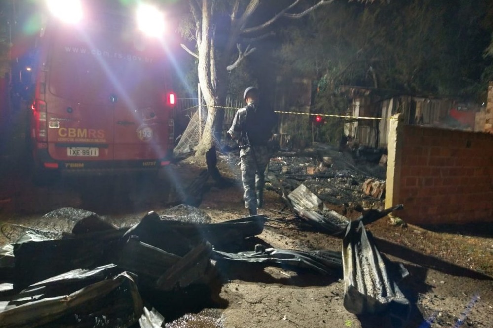 Indivíduos efetuam disparos de arma de fogo e incendeiam casa no Norte do RS