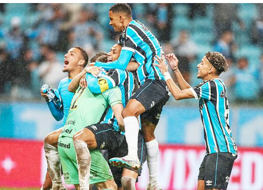 Nos pênaltis, Grêmio vence Bahia e garante vaga nas semifinais da Copa do Brasil