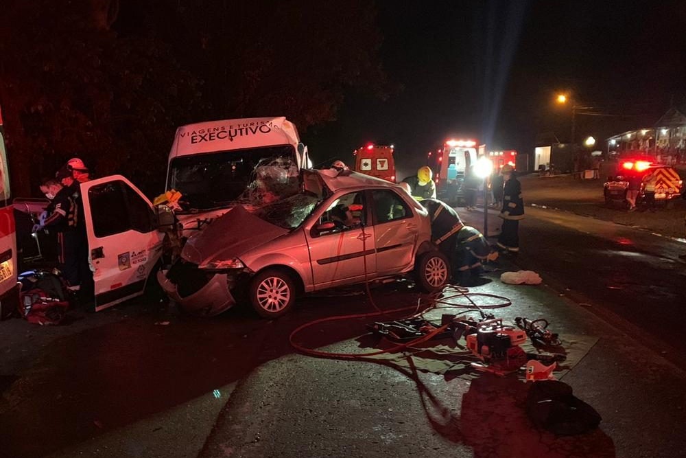 Grave acidente com van deixa três pessoas mortas e outras 16 feridas em SC