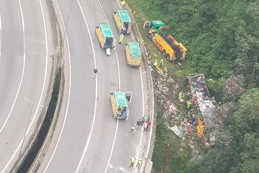 Ônibus com 57 passageiros tomba, deixando mortos e feridos na BR-376