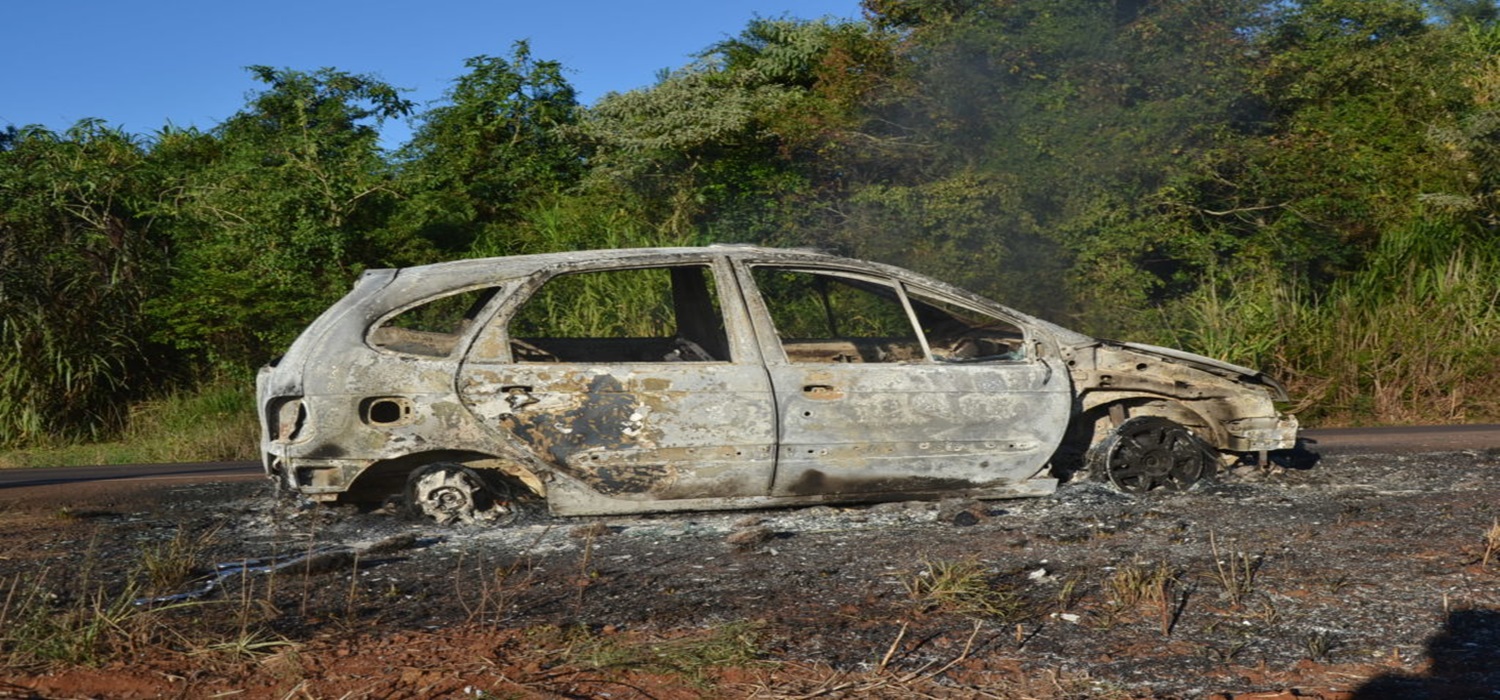 Veículo fica destruído após incêndio na ERS 324 em Ronda Alta