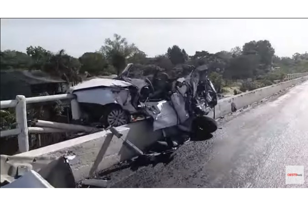  Carro fica pendurado em ponte após ser atingido por caminhão