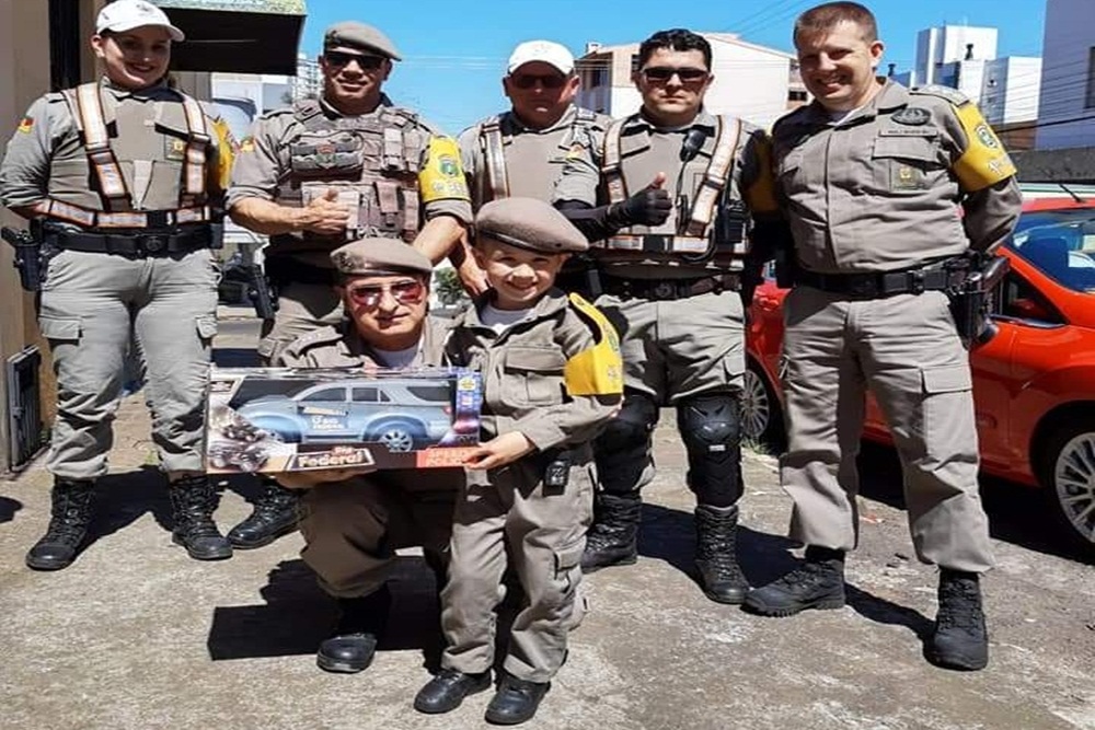 Policias do 1º BRBM realizam o sonho de Lucas em Passo Fundo