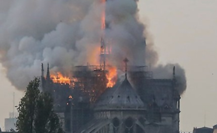 Bombeiros dizem que estrutura da Catedral de Notre-Dame está salva