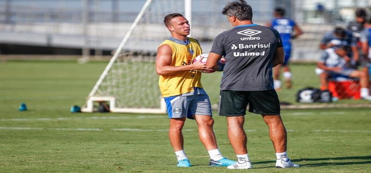 Renato tem conversa com Arthur durante o treino do Grêmio