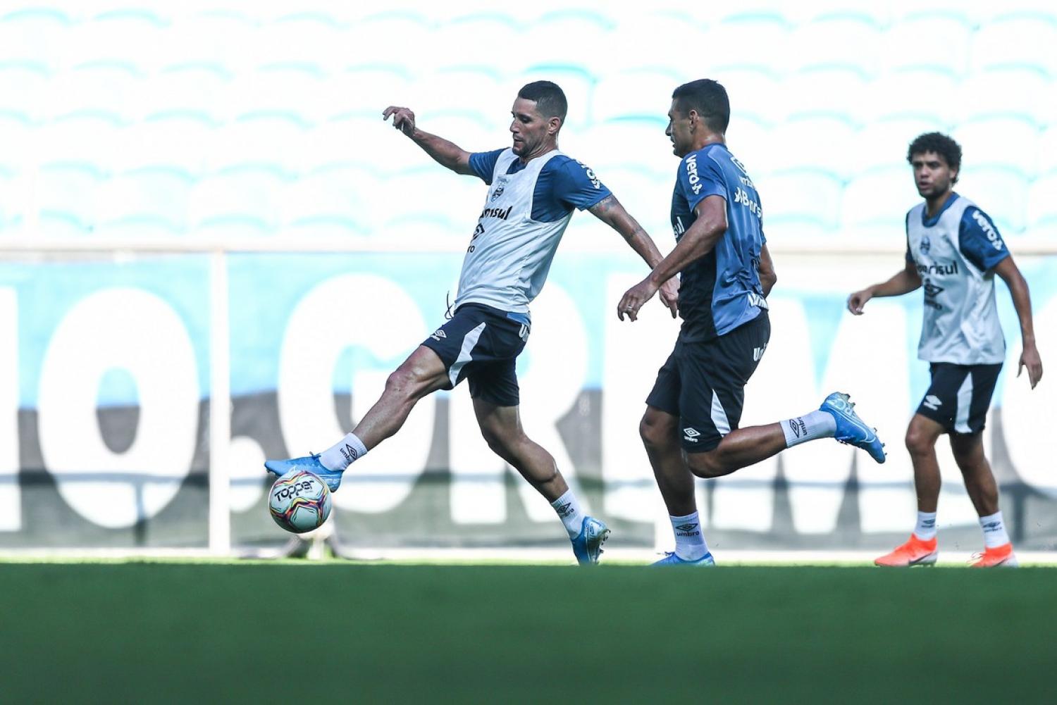 Sem data para estrear, Thiago Neves e Diego Souza participam de primeiro treino pelo Grêmio