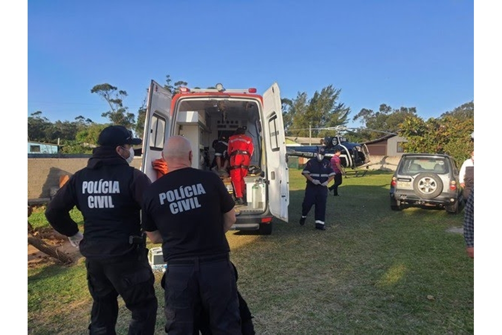 Criança morre soterrada após entrar em buraco feito em duna de areia em SC