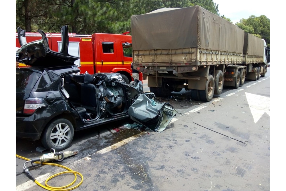 Acidente entre carro e caminhão deixa dois mortos em Panambi