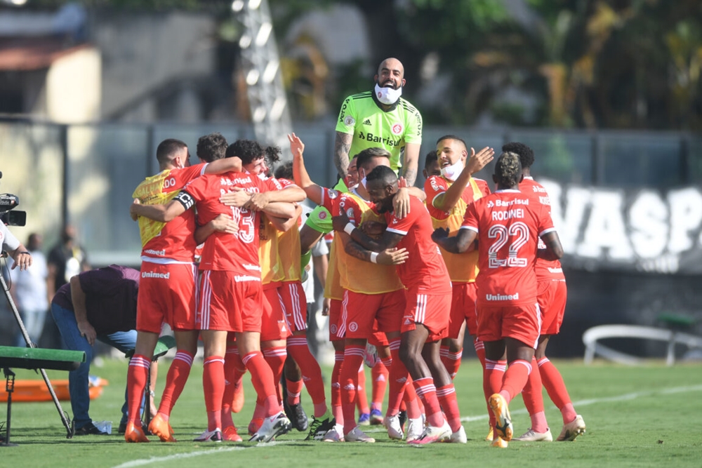 Inter vence Vasco e pode ser campeão no domingo contra o Flamengo