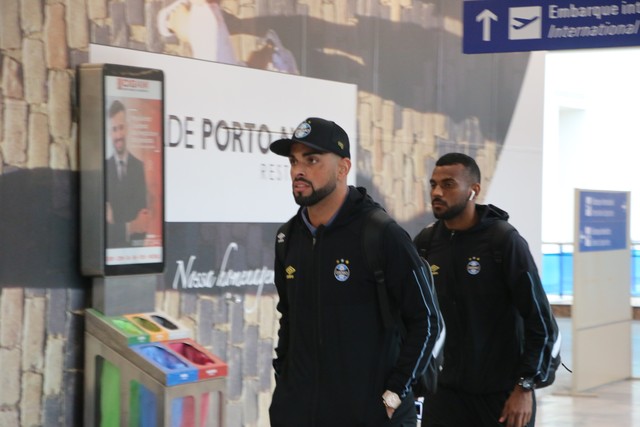 Leonardo e Maicon não viajam com delegação do Grêmio para BH, e lateral passa por exame