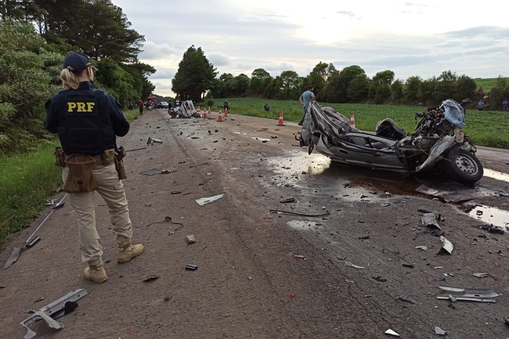 Colisão envolvendo dois carros e duas carretas deixa vítima fatal na BR-158