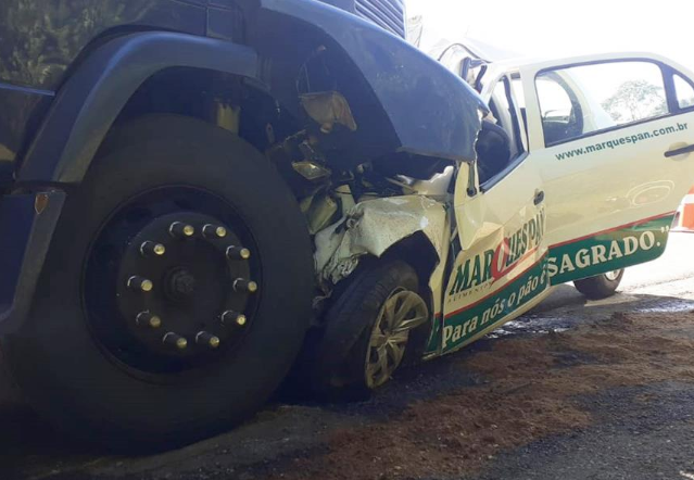 Colisão frontal entre caminhão e carro deixa uma pessoa morta na BR-386