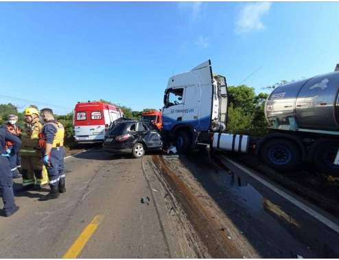 Grave acidente entre carro e caminhão deixa quatro mortos na Perimetral em Passo Fundo