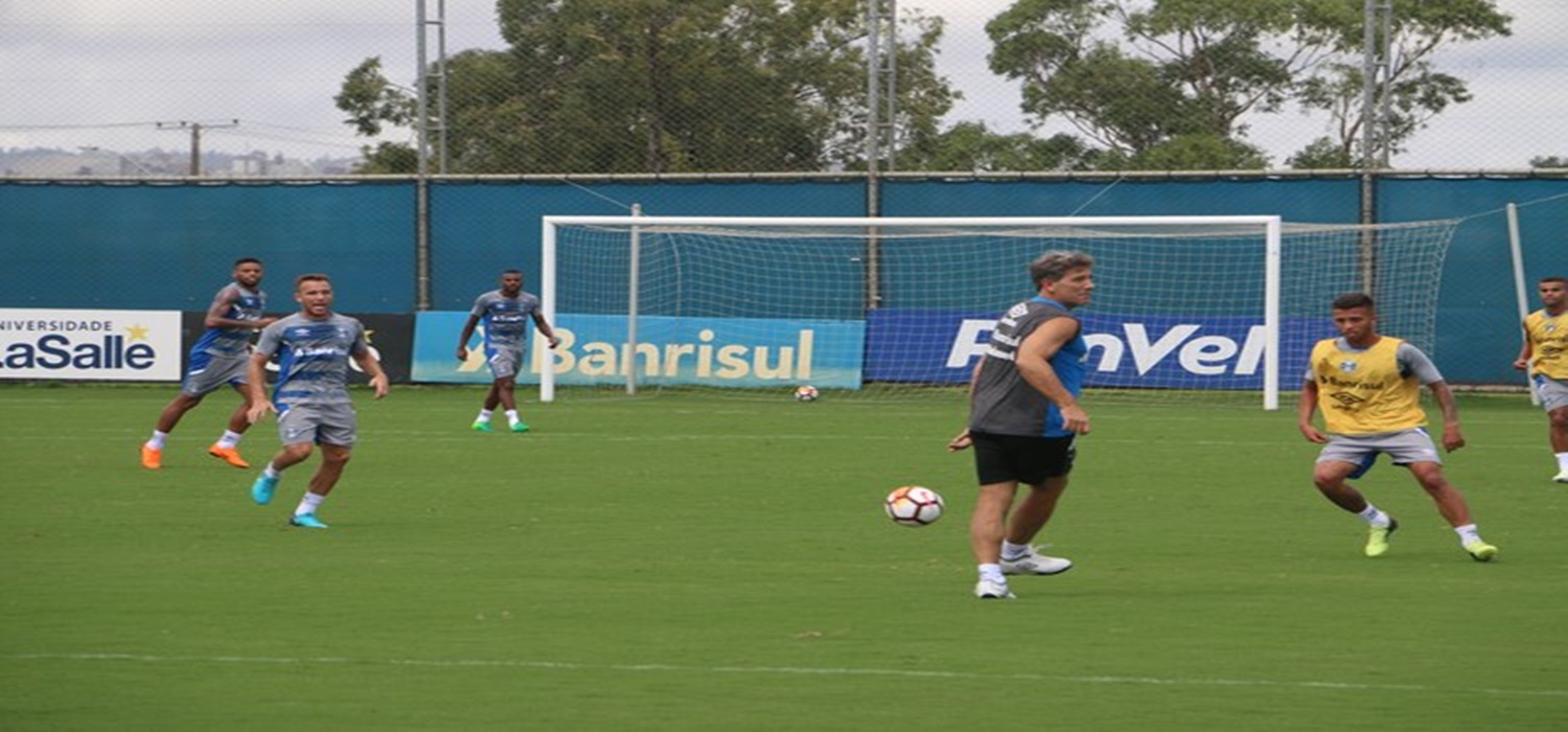 Grêmio treina sem cinco titulares, mas relaciona time completo para Libertadores