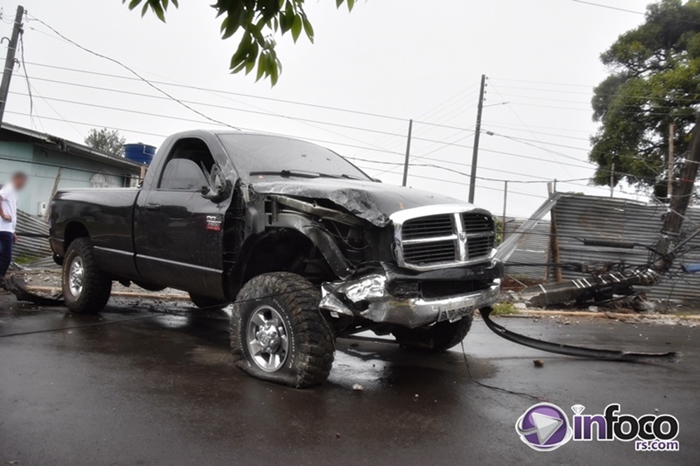 Motorista colide em poste e deixa três municípios sem energia elétrica