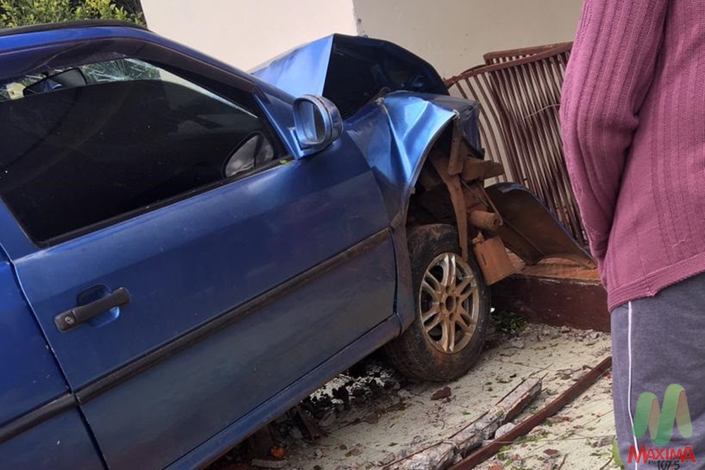 Veículo desgovernado invade residência em Ronda Alta