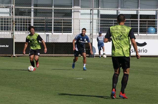 Antes do Gre-Nal, Thiago Neves ganha ritmo em jogo-treino de reservas do Grêmio