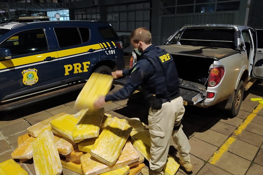 PRF prende traficante com meia tonelada de maconha em caminhonete furtada