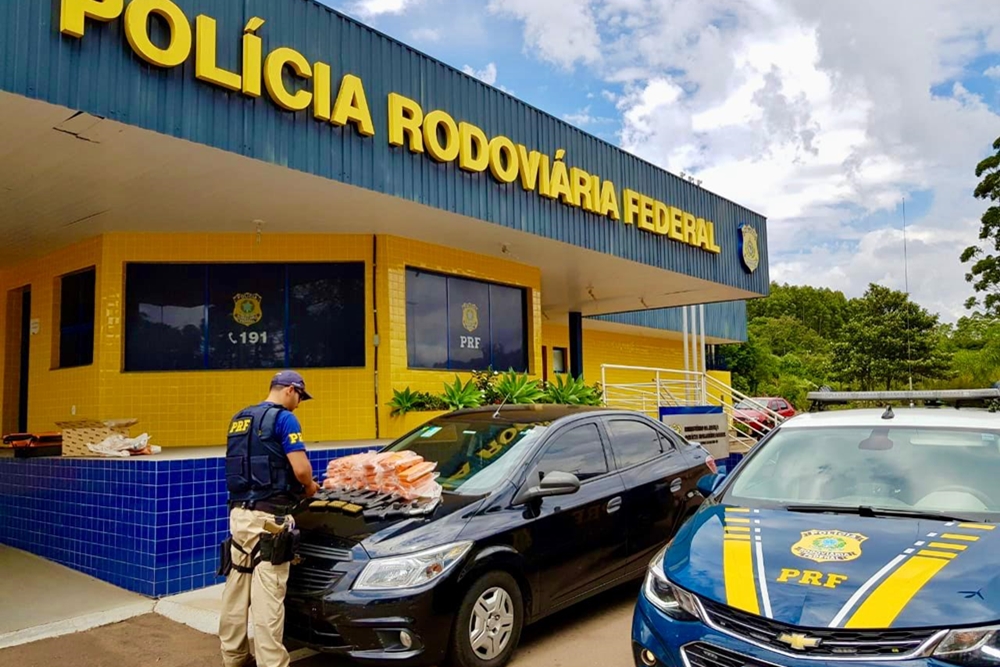 PRF apreende 8 pistolas e 20 quilos de crack no tanque de combustível de um carro em Erechim