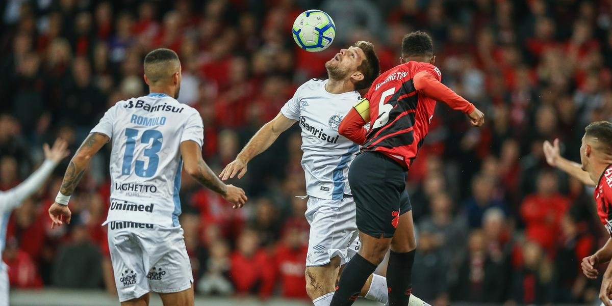 Grêmio é dominado pelo Athletico-PR e eliminado nos pênaltis