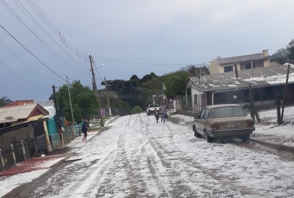 Lagoa Vermelha registra queda de granizo, e casas são danificadas pelo temporal