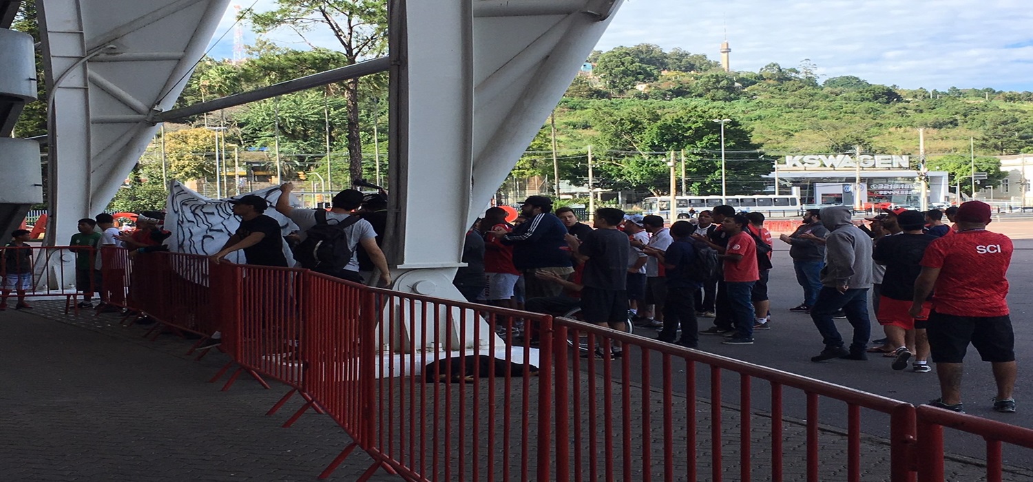 Torcedores protestam em treino do Inter no Beira-Rio e cobram vitória no Gre-Nal