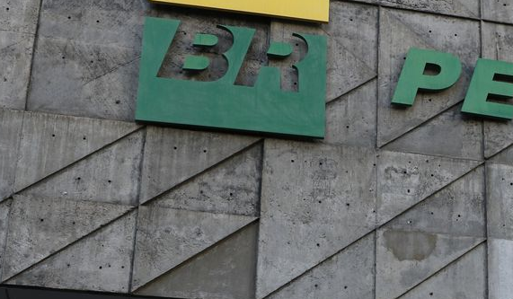 Petrobras reduz preço da gasolina em 4,66% para distribuidoras 