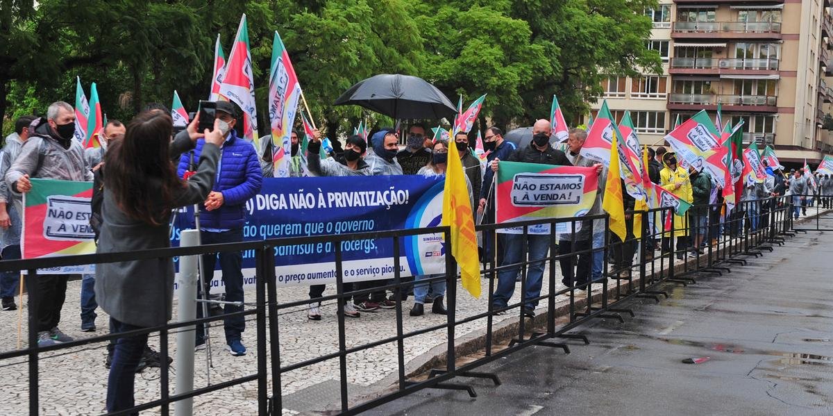 Servidores da Corsan protestam em Porto Alegre contra privatização da empresa