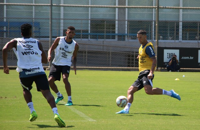 Diego Souza é liberado de treino, e elenco do Grêmio faz trabalho de finalizações e transição