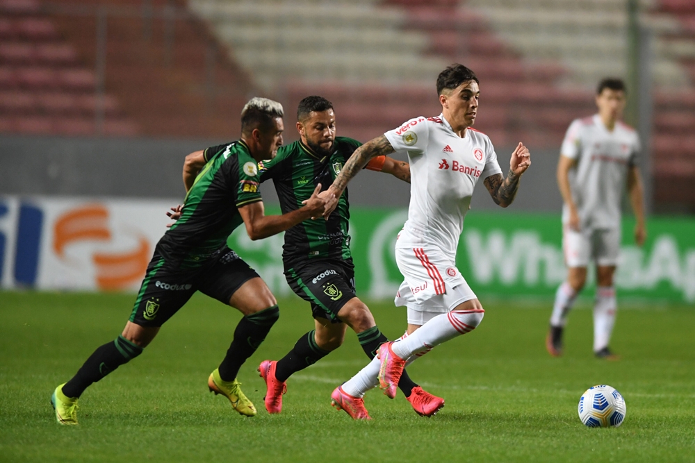 Em jogo tenso, Coelho e Colorado empatam no Brasileirão