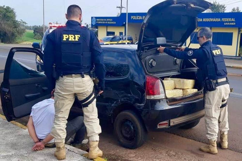 PRF apreende 300 quilos de maconha e prende motorista por tráfico em Sarandi