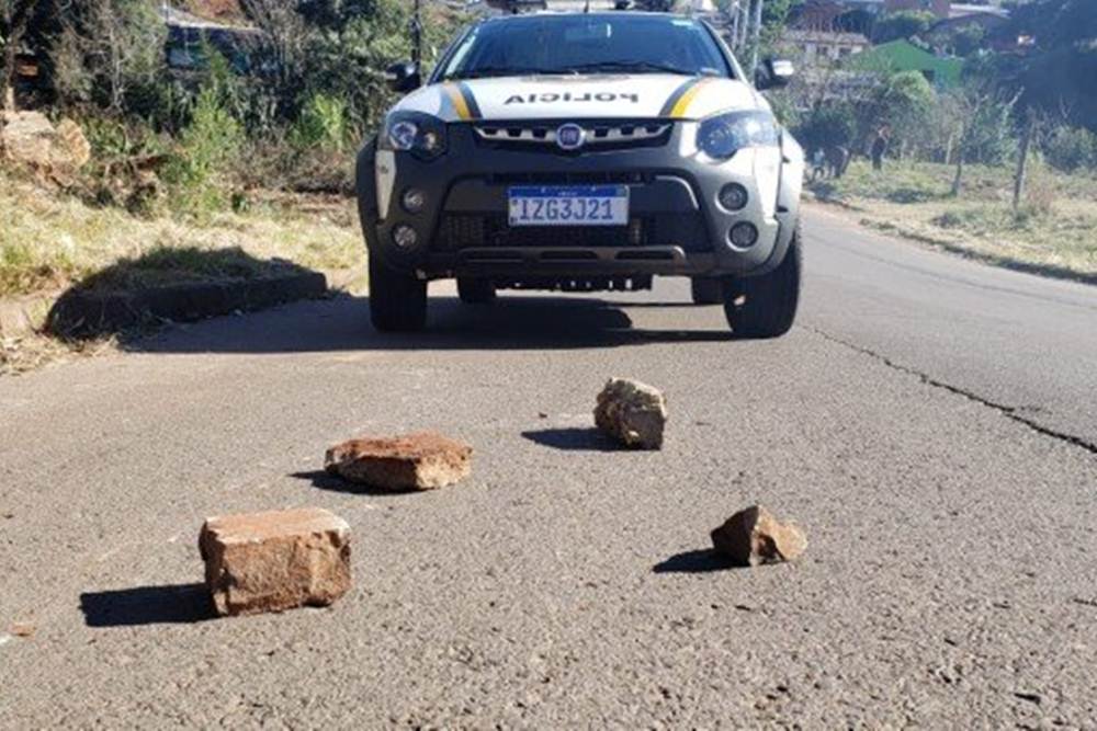 Mulher em surto atira pedra contra a polícia e joga chave da viatura no mato